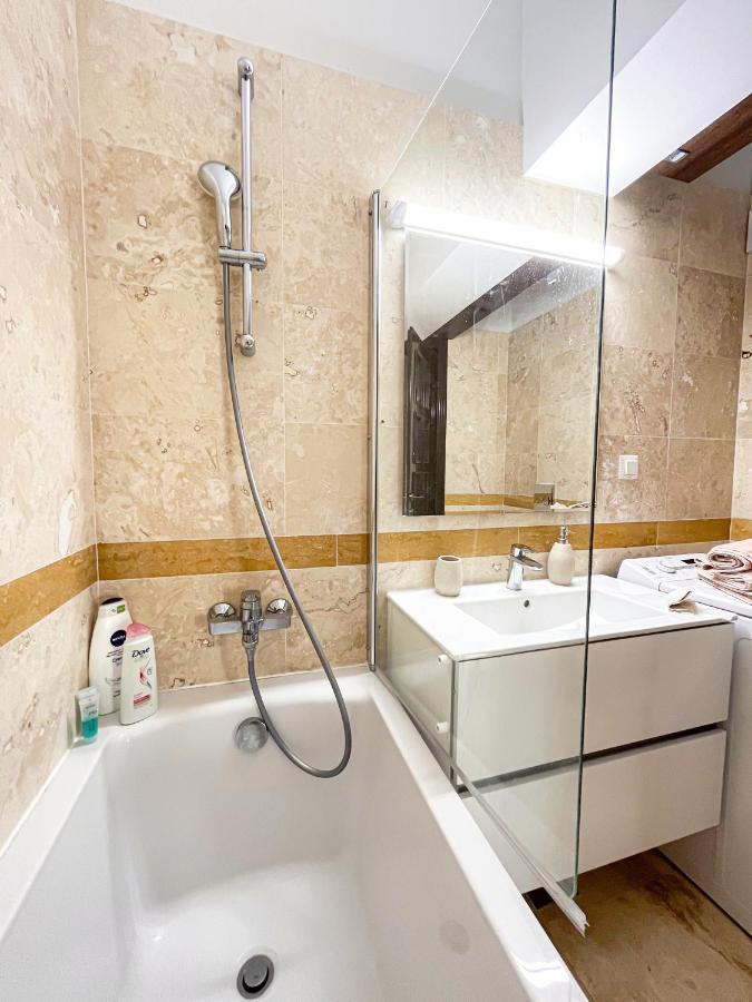 Uniquemoments Airport Apartment & Secure Parking & Airport Shuttle Яссы Экстерьер фото